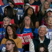 supporters_harris_110424gn03_w474457