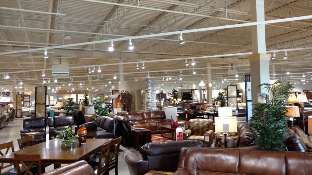 Slumberland opens for business in Galesburg WGIL 93.7 FM & 1400 AM