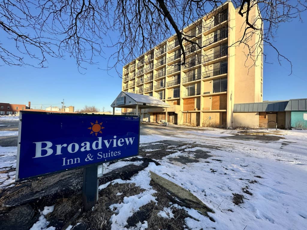 Blighted Galesburg hotel to be demolished floor by floor. Mayor envisions 'high quality hotel or civic center' - Vimarsana News