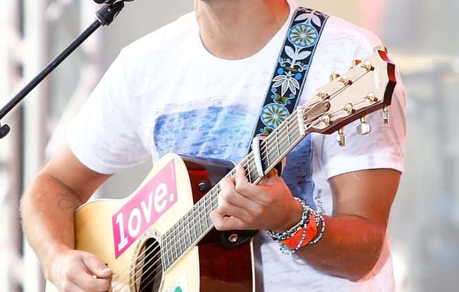 jason-mraz-in-concert-on-nbcs-today-show-at-rockefeller-plaza-in-new-york-city-july-18-2014