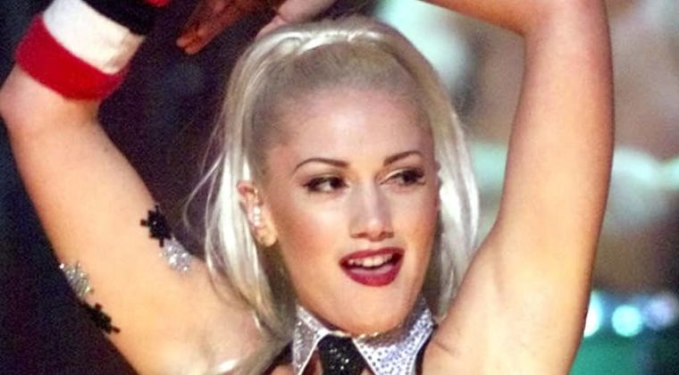 no-doubt-singer-gwen-stefani-performs-the-song-hey-baby-during-the-2001-billboard-music-awards