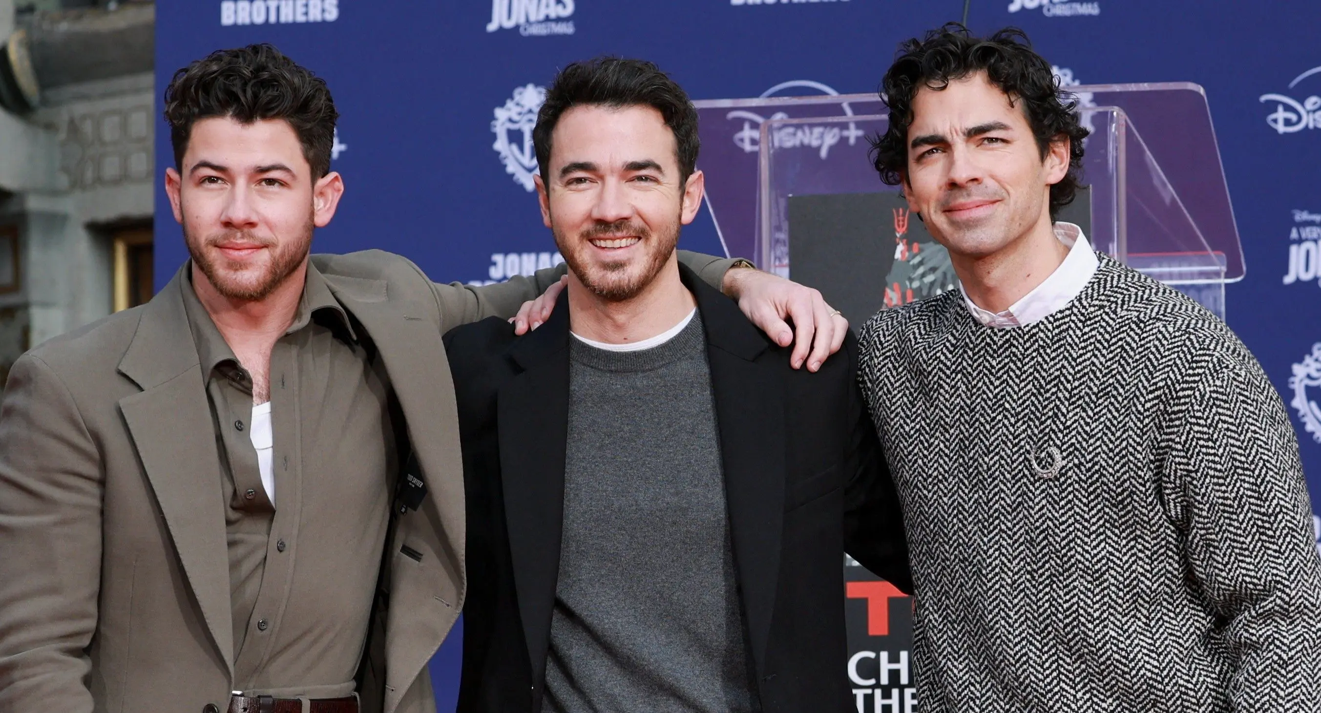 people-jonas-bros-hands-and-feet