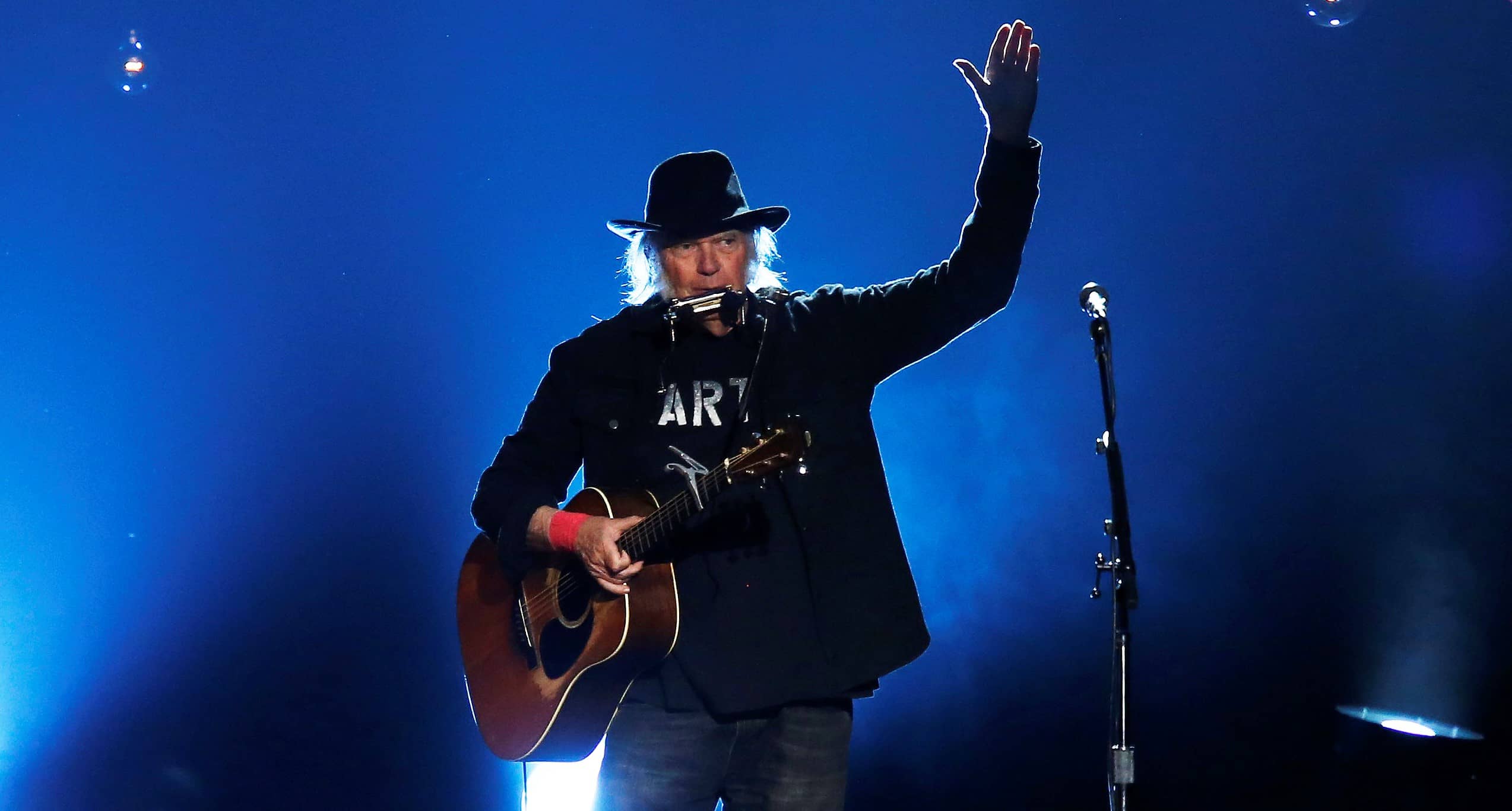 neil-young-performs-during-the-2015-musicares-person-of-the-year-tribute-honoring-bob-dylan-in-los-angeles