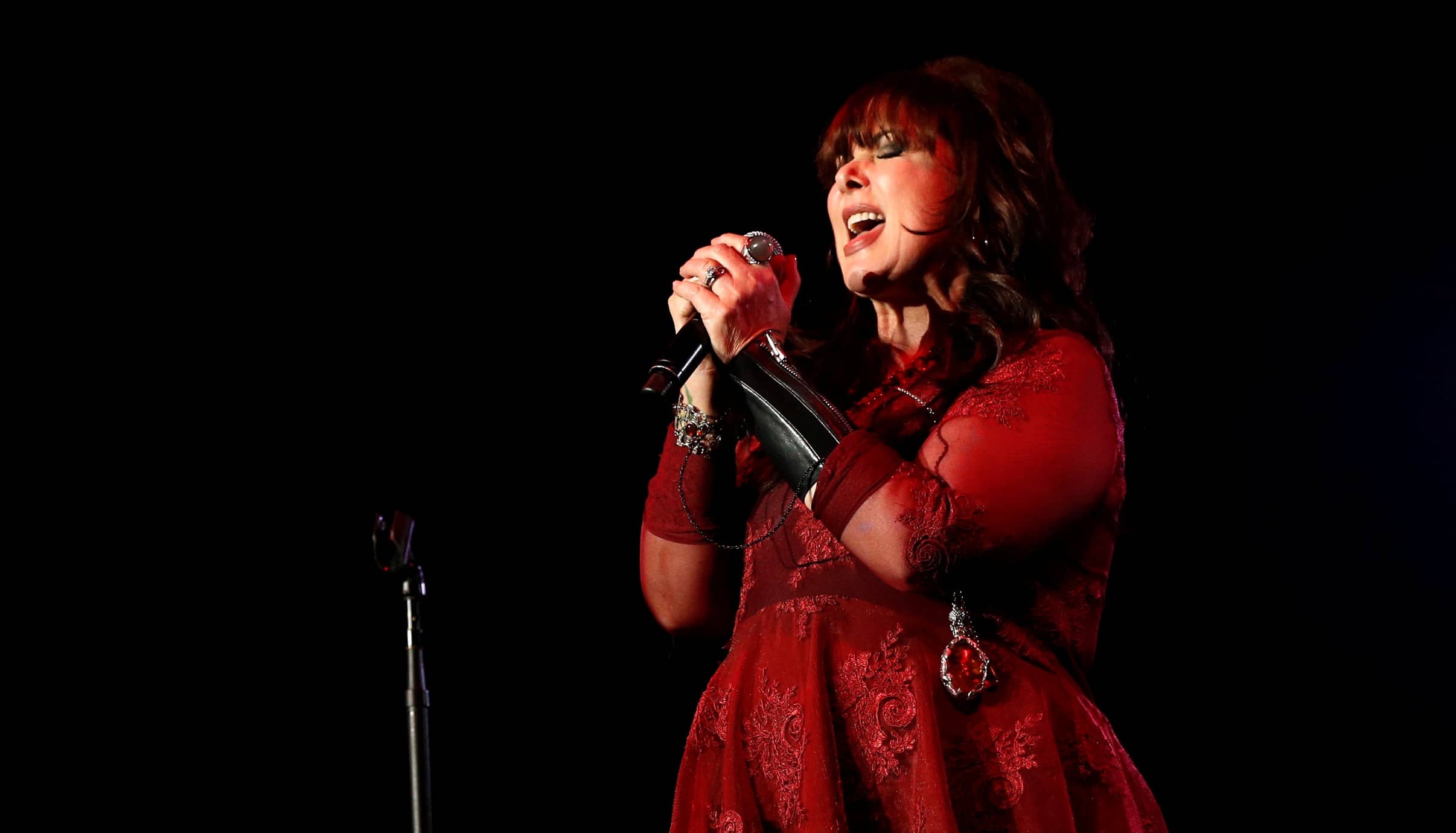 ann-and-nancy-wilson-of-heart-perform-at-the-forum-in-inglewood