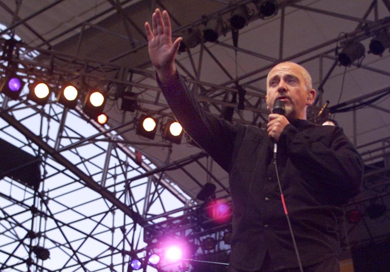 peter-gabriel-waves-to-audience-during-womad-concert-near-seattle