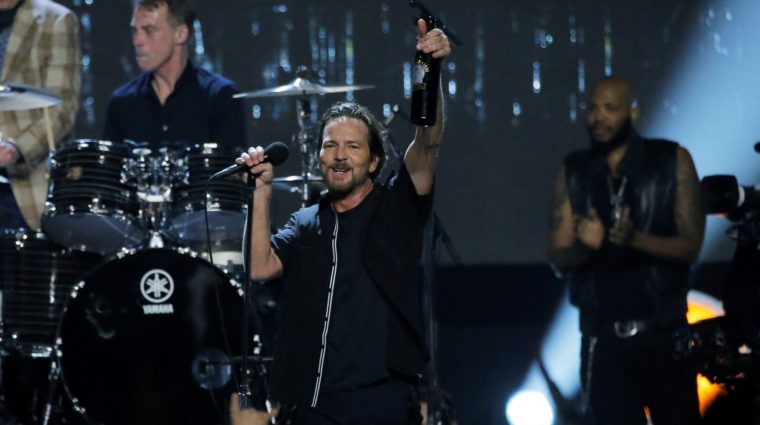 32nd-annual-rock-roll-hall-of-fame-induction-ceremony-show-8