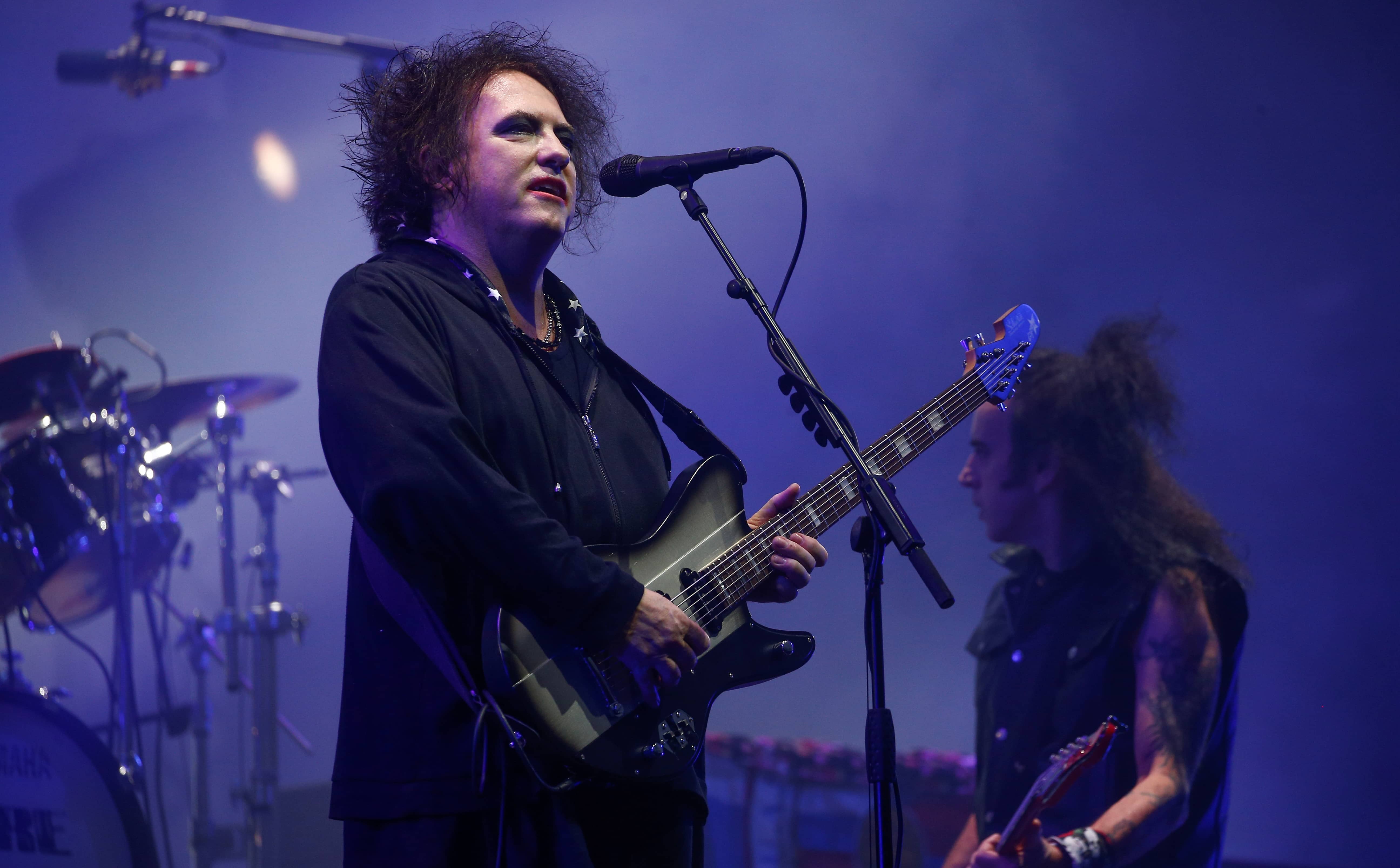 robert-smith-of-the-british-band-the-cure-performs-the-pyramid-stage-closing-set-during-glastonbury-festival-in-somerset