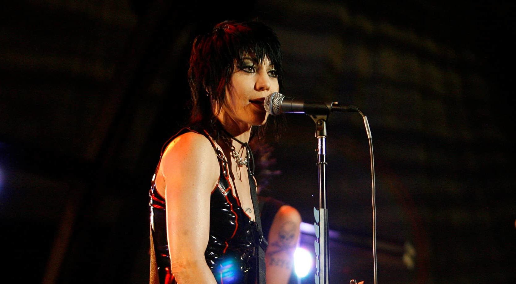 joan-jett-performs-with-her-band-the-blackhearts-at-the-nissan-live-sets-on-yahoo-music-in-los-angeles-2