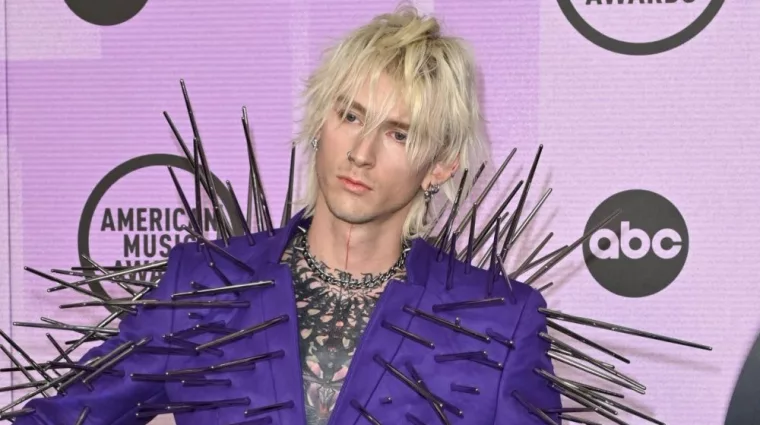 Machine Gun Kelly (MGK) at the 2022 American Music Awards at the Microsoft Theatre. LOS ANGELES^ CA. November 20^ 2022