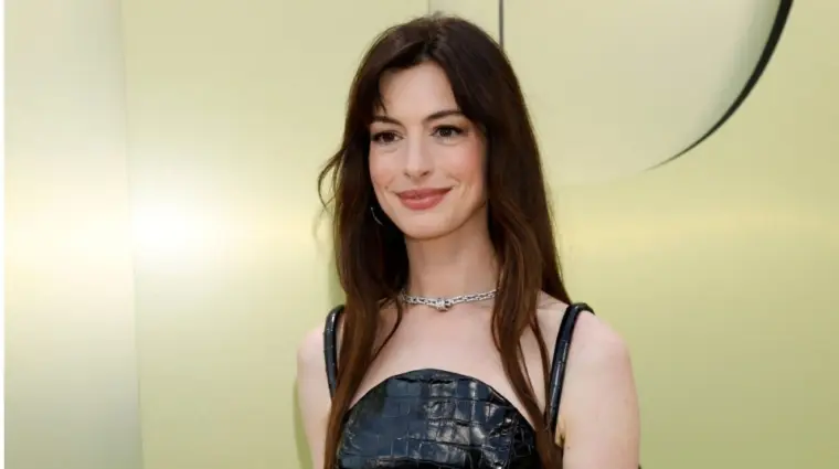 Anne Hathaway at the Versace FW23 Show at the Pacific Design Center on March 9^ 2023 in West Hollywood^ CA
