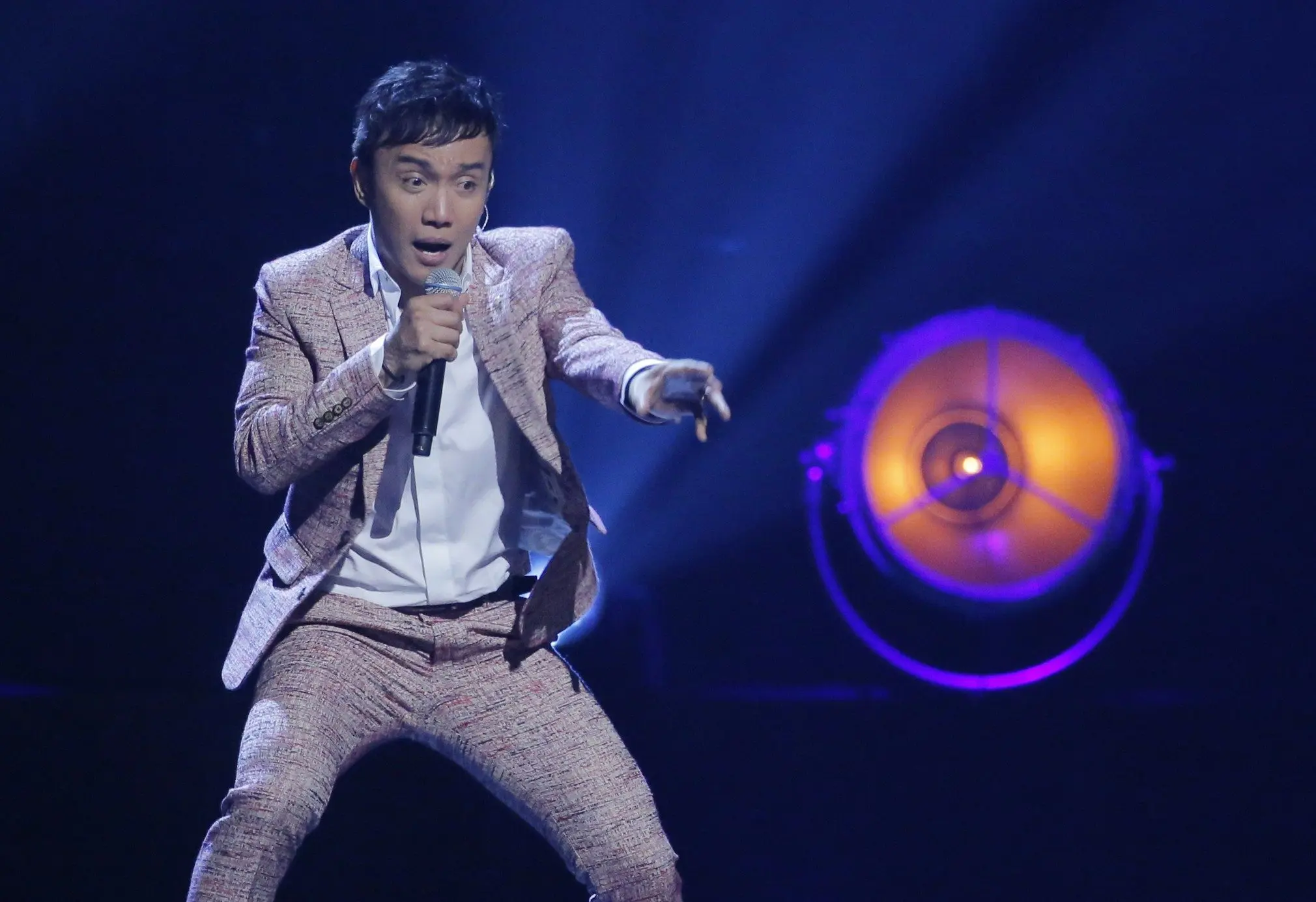 journey-arnel-pineda-2017-04-08t120000z_2017990914_hp1ed4807ndjf_rtrmadp_3_music-halloffame