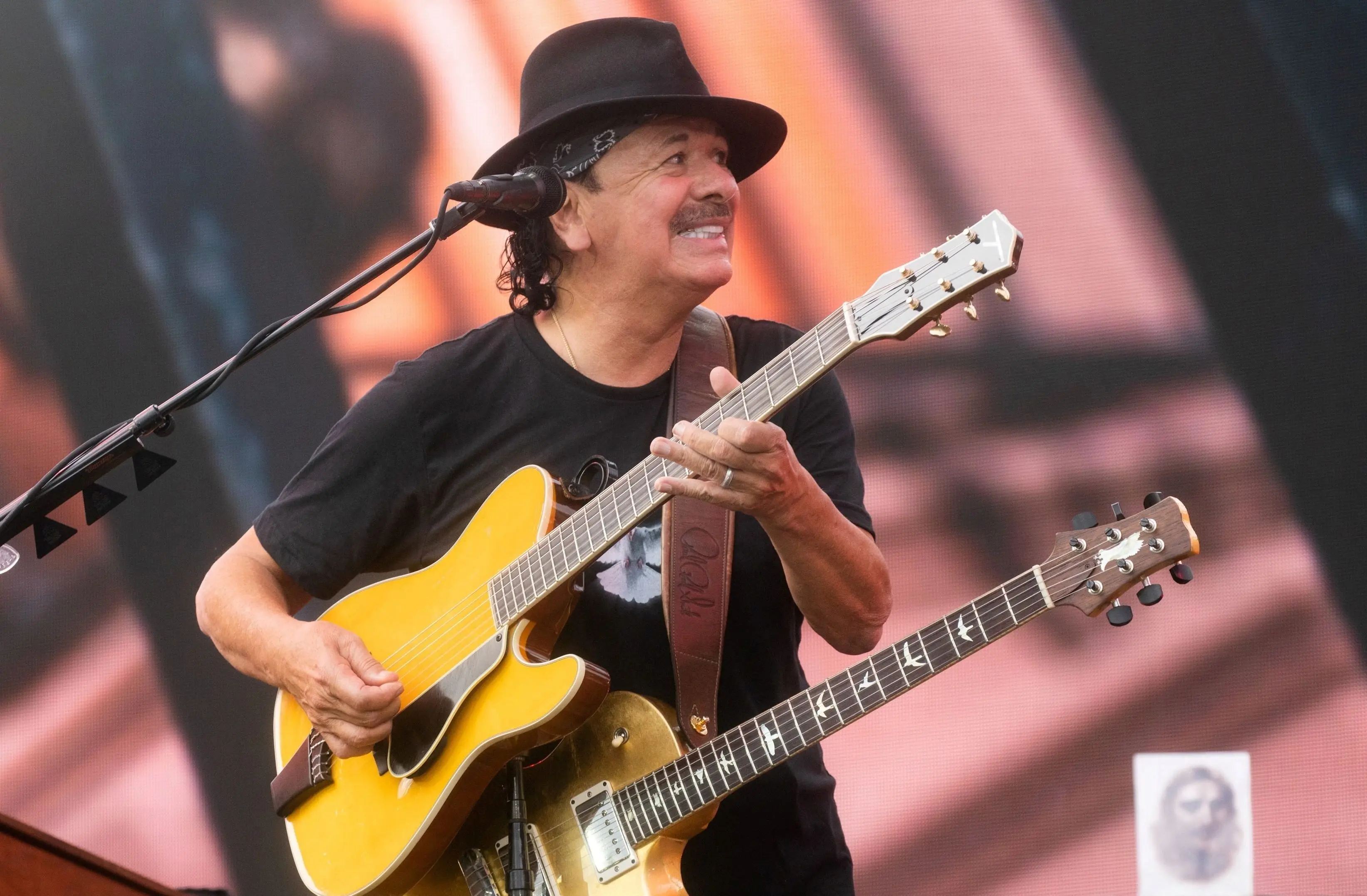 carlos-santana-2021-08-21t000000z_1148387659_rc2t9p9aatef_rtrmadp_3_health-coronavirus-new-york-concert