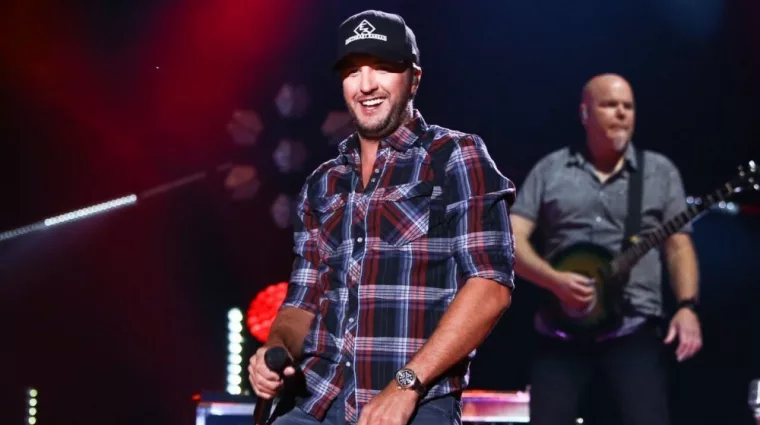 Luke Bryan performs at Nissan Stadium during the 2017 CMA Festival on June 8^ 2017 in Nashville^ Tennessee.