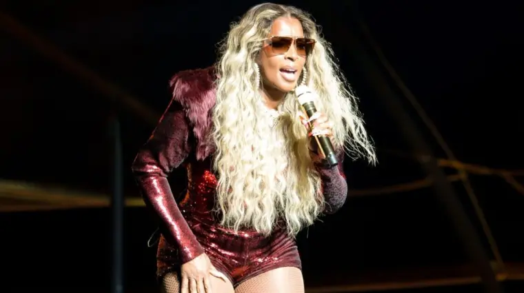 Mary J. Blige performs in Hollywood^ Florida on February 11^ 2025. The performance was part of her "For My Fans" tour.