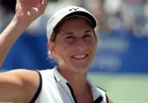 Tennis legend Monica Seles acknowledges the crowd at 2001 Acura Classic