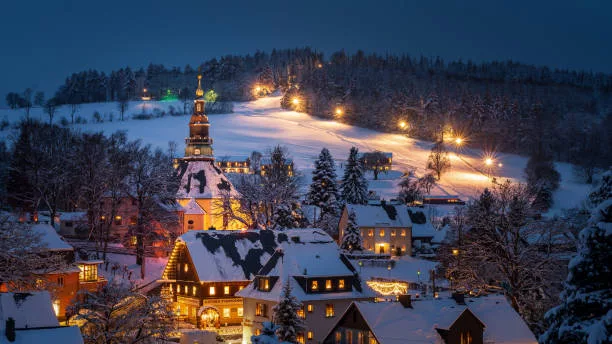 illuminated-houses-in-seiffen-at-christmastime-saxony-germany