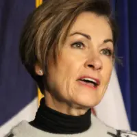 kim_reynolds_in_council_bluffs_iowa_2020