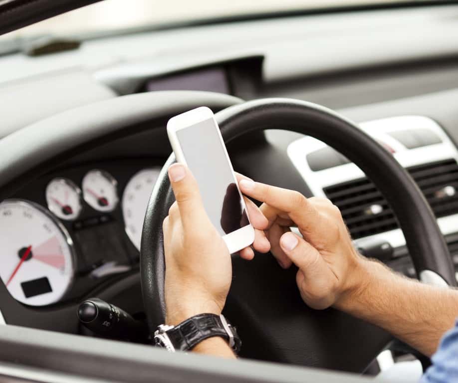 texting-driving-phone