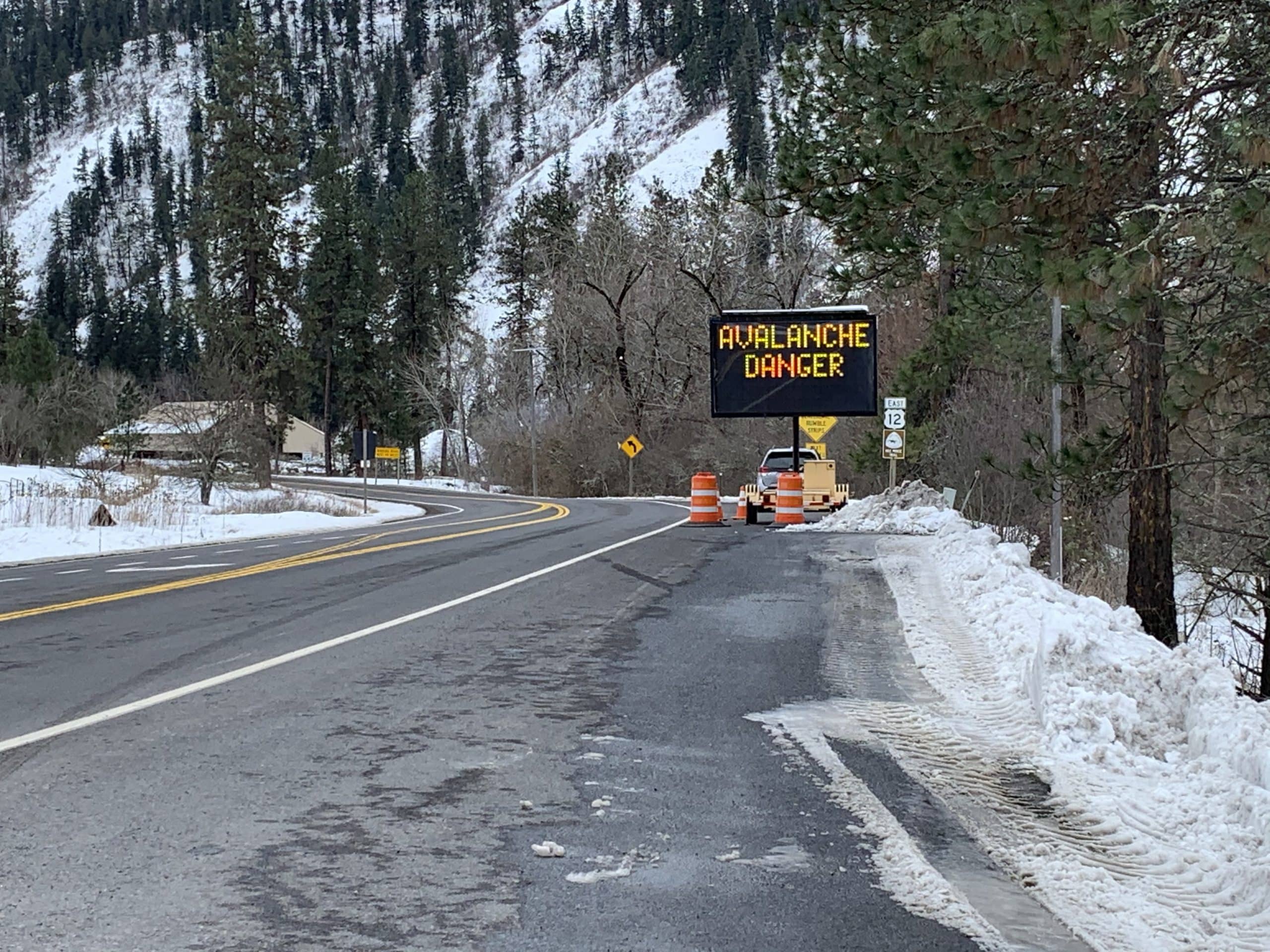 us-12_avalanche-danger-sign