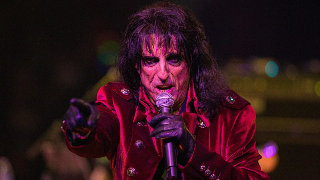 Alice Cooper announces dates for Too Close For Comfort Tour - Vimarsana News