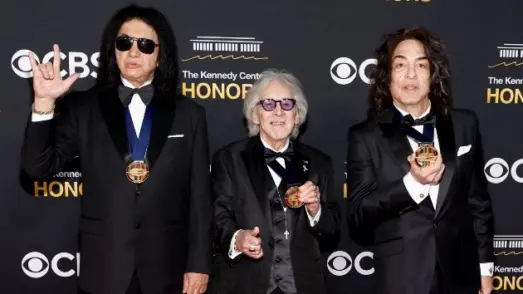 getty_kiss_120825167278