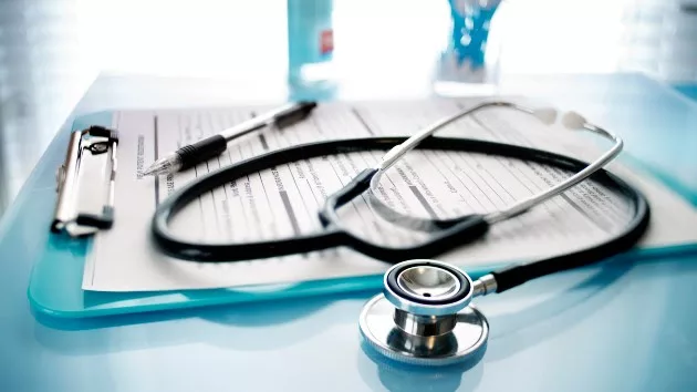 gettyrf_42523_medchartstethoscope938930