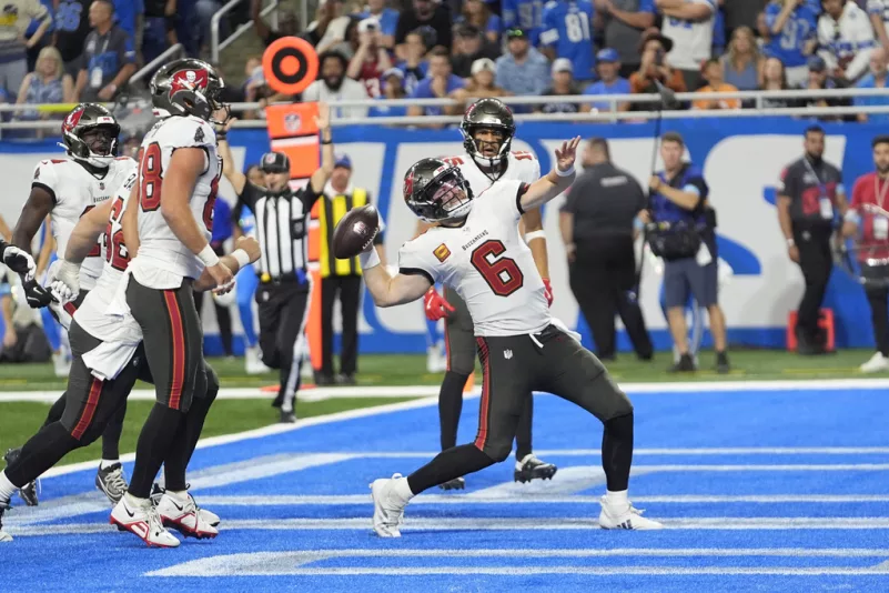 buccaneers-lions-football