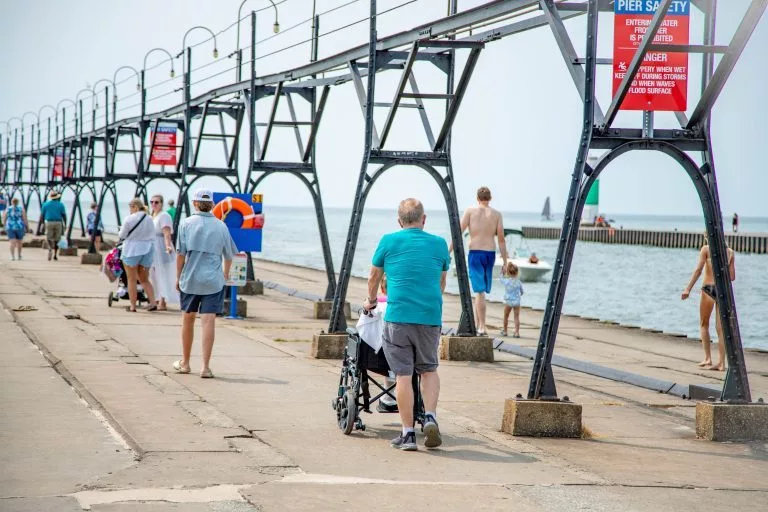 couple-enjoying-the-south-pier-in-south-haven-768x512111487-1