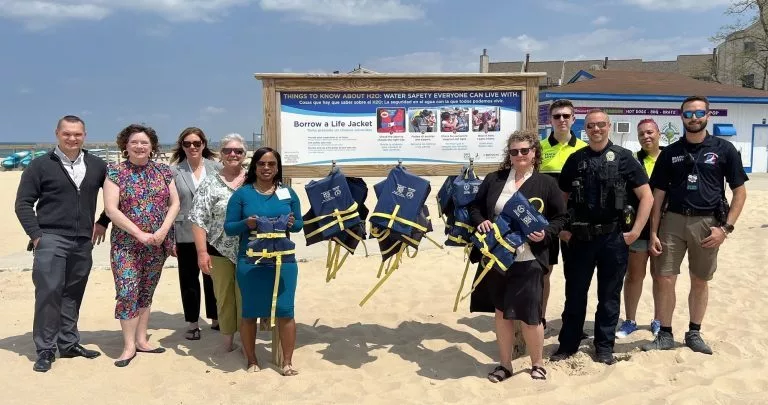 southhaven_lifejacketloanerstationsgroupphoto-768x405769520-1