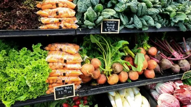 getty_veggiesonshelf_102425364169