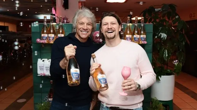 getty_jonbonjoviandjessebongiovi_111025904261