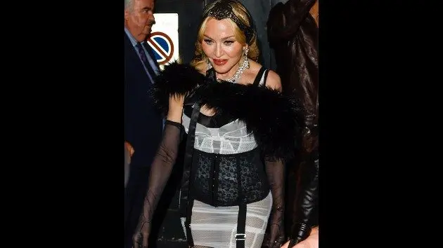 getty_madonnadolcegabbana_010826204604