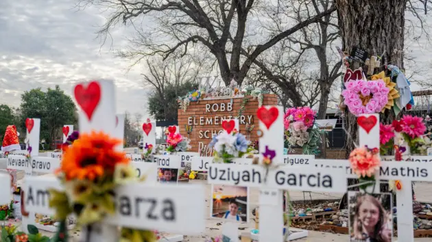 news_uvaldeshooting_01092681657