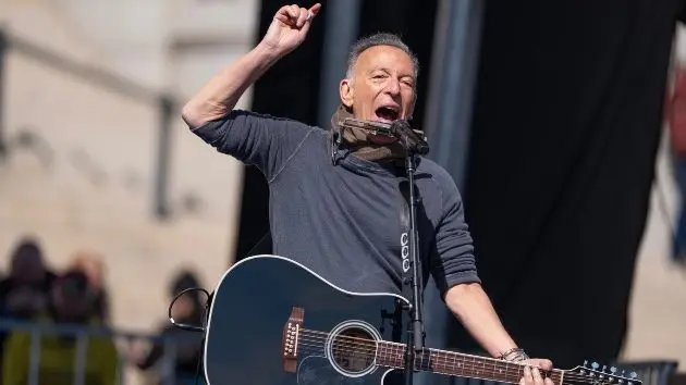 getty_brucespringsteen_033026556857