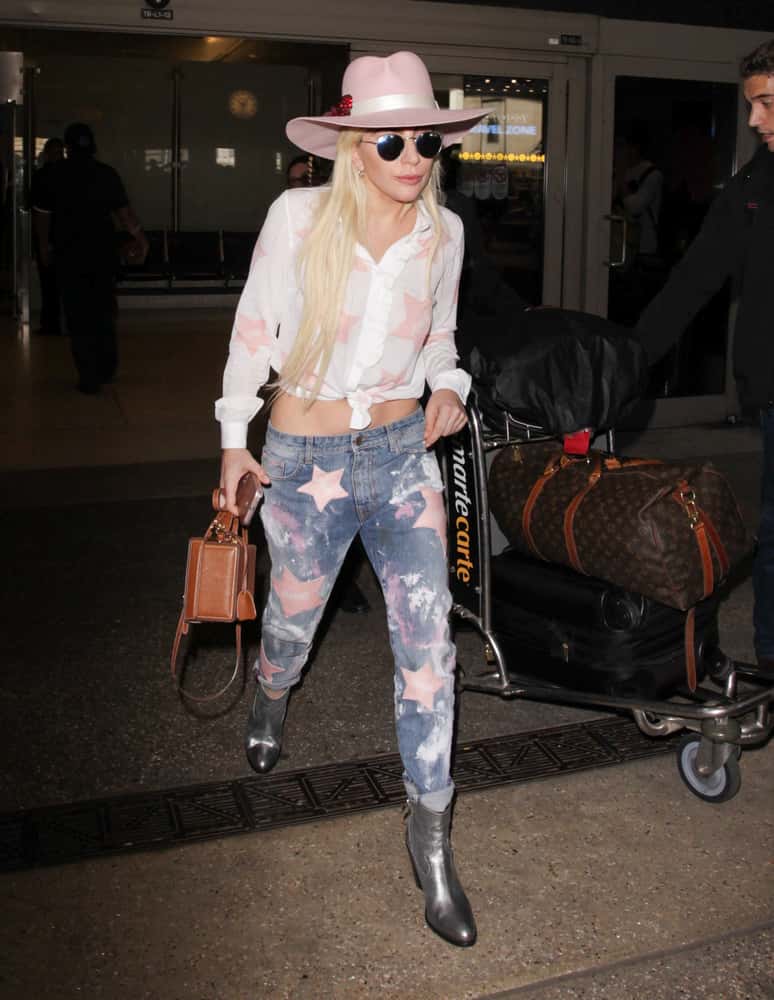 lady-gaga-sighted-at-lax-airport-on-december-8-2016