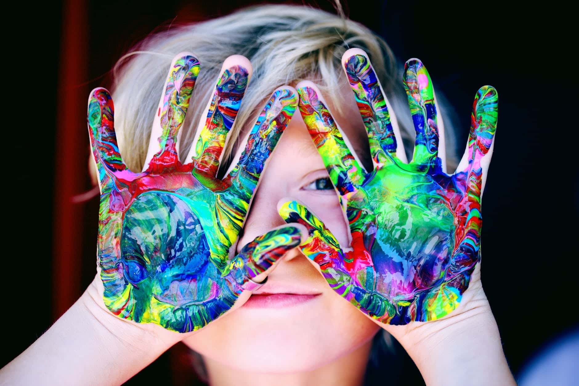 kiddos-rainbow-hands