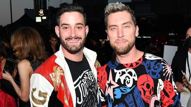 Lance Bass shows off adorable twins on Instagram: "I've never been so happy!" - Vimarsana News