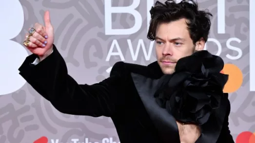 getty_harrystylesthumbsup_092023534367