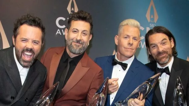 m_olddominion2024cmaawardsbackstagedisneyscottkirkland_0371124
