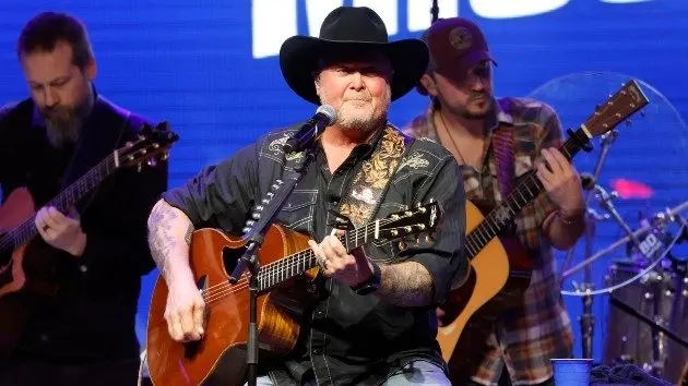 getty_tracylawrenceturkeyfryconcert_112525705213