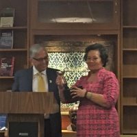 dr-underwood-presents-congresswoman-amata-with-the-2017-distinguished-alumnus-award