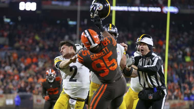 Browns Garrett Hits Steelers Qb Rudolph With His Own Helmet