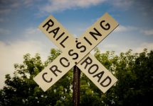 railroad-crossing-176975_640