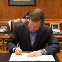 20250320-beshear-veto