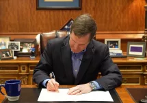 20250320-beshear-veto