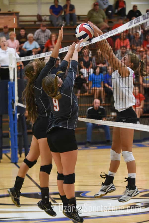 17379653.jpg: Conway_Fordland_volleyball_Photo by Whitney Keith_55