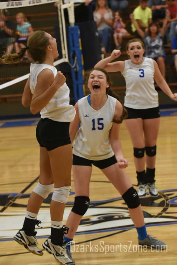 17379641.jpg: Conway_Fordland_volleyball_Photo by Whitney Keith_41