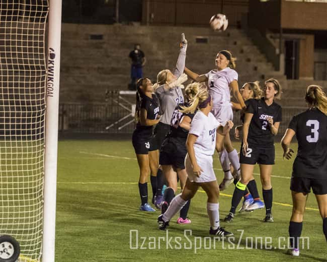 17379591.jpg: SBU_Drury_soccer_Photo by Dana Harding_34