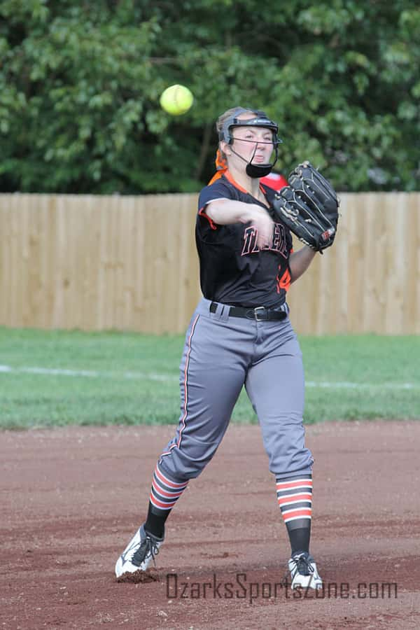 17378853.jpg: Halfway_Walnut Grove_softball_Photo by Shaun Matney_29