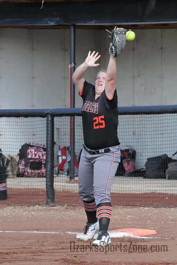 17378851.jpg: Halfway_Walnut Grove_softball_Photo by Shaun Matney_27